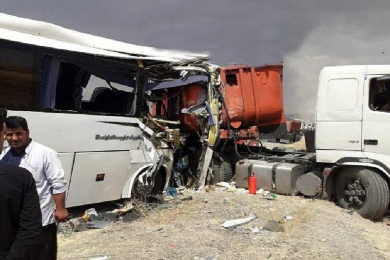 تصادف اتوبوس با تریلی در شهرستان نایین اصفهان