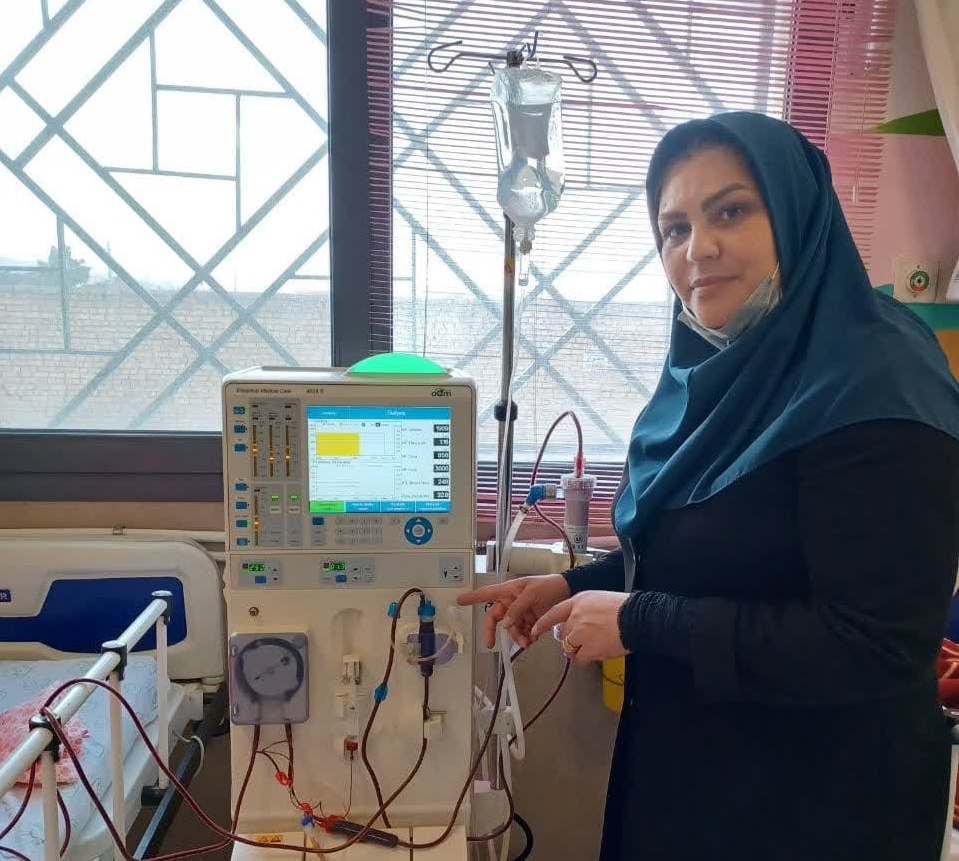 معلم اصفهانی درس عشق را در کلاس بیمارستان تدریس می‌کند