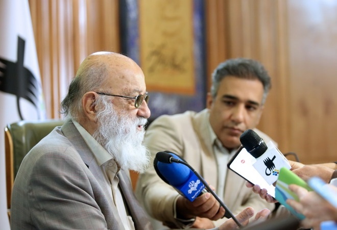 وزیر کشور برای نوسازی اتوبوسها پای کار است وزیر کشور برای نوسازی اتوبوسها پای کار است