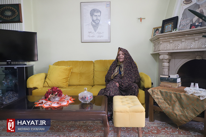 دیدار و گفتگوی خبرنگار حیات با مادر شهید علی خانبابایی