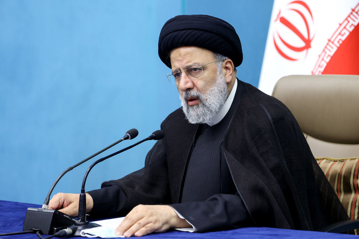 تاکید رئیسی بر پیگیری اجرای رهنمودهای رهبری در دیدار با معلمان