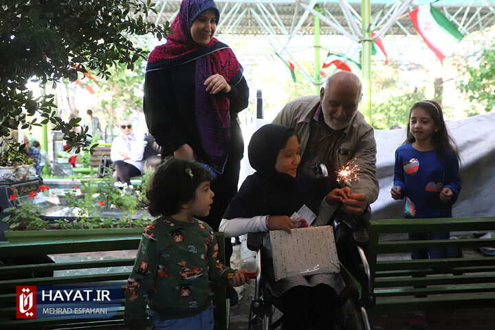 جشن تولد فرزند شهید حسینعلی داودی در گلزار شهدا