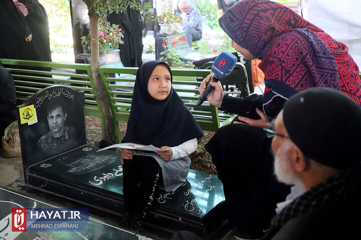 جشن تولد فرزند شهید حسینعلی داودی در گلزار شهدا