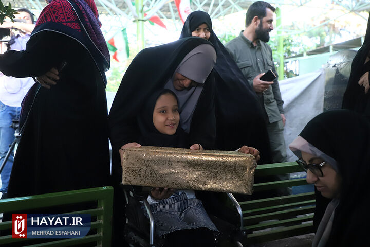 جشن تولد فرزند شهید حسینعلی داودی در گلزار شهدا