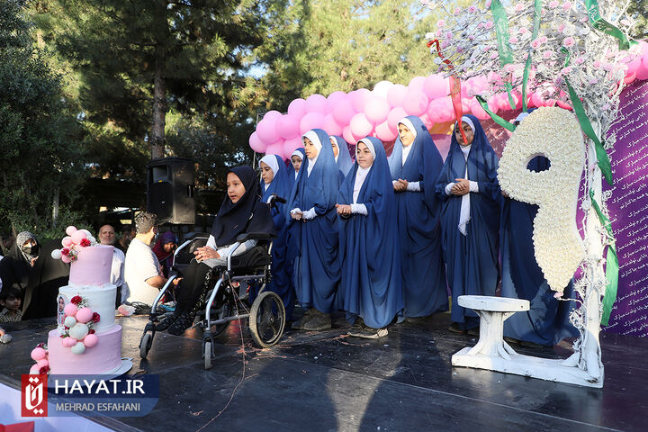 جشن تولد فرزند شهید حسینعلی داودی در گلزار شهدا