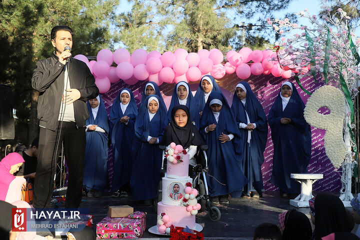 جشن تولد فرزند شهید حسینعلی داودی در گلزار شهدا