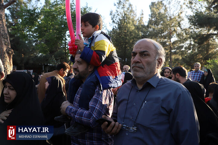 جشن تولد فرزند شهید حسینعلی داودی در گلزار شهدا