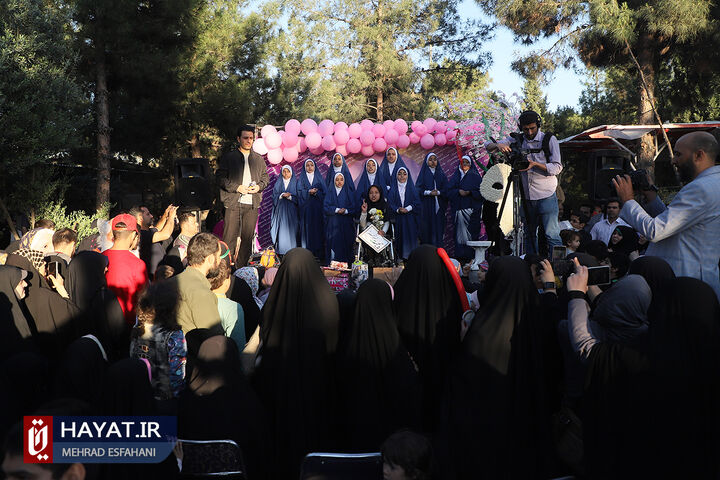 جشن تولد فرزند شهید حسینعلی داودی در گلزار شهدا