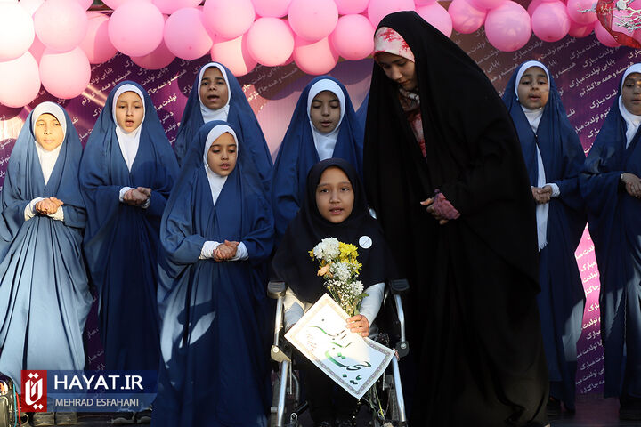جشن تولد فرزند شهید حسینعلی داودی در گلزار شهدا