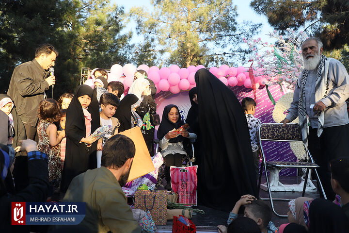 جشن تولد فرزند شهید حسینعلی داودی در گلزار شهدا