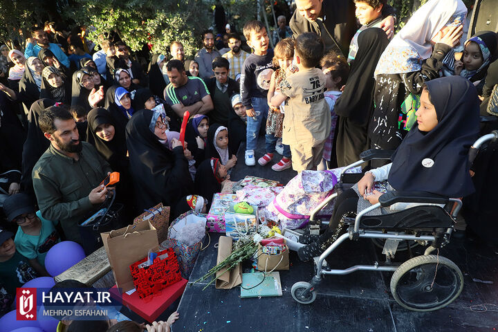 جشن تولد فرزند شهید حسینعلی داودی در گلزار شهدا