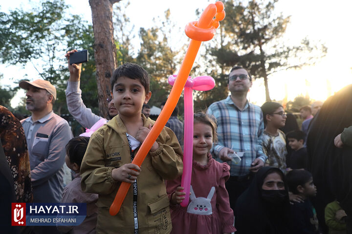 جشن تولد فرزند شهید حسینعلی داودی در گلزار شهدا