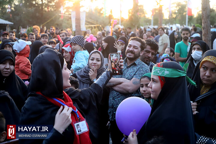 جشن تولد فرزند شهید حسینعلی داودی در گلزار شهدا