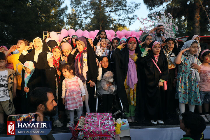 جشن تولد فرزند شهید حسینعلی داودی در گلزار شهدا