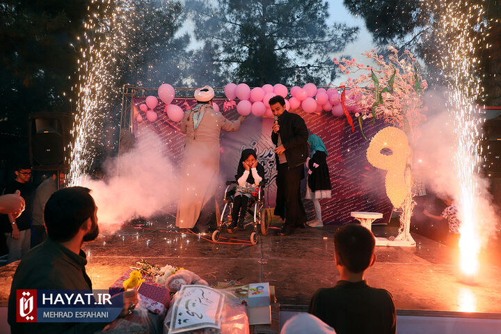 جشن تولد فرزند شهید حسینعلی داودی در گلزار شهدا