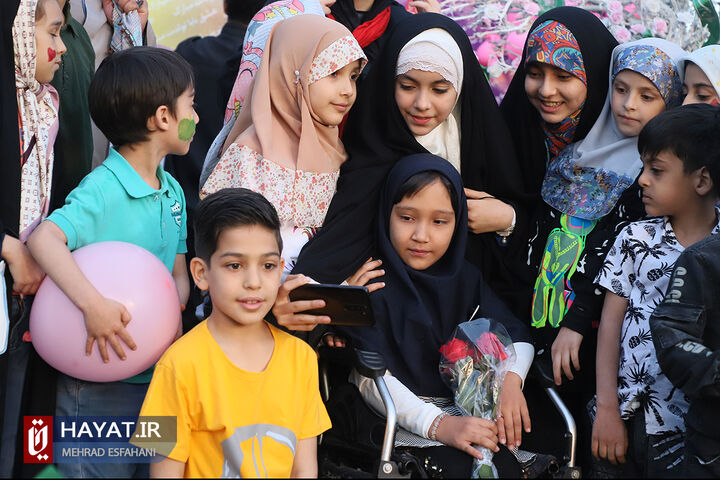 جشن تولد فرزند شهید حسینعلی داودی در گلزار شهدا