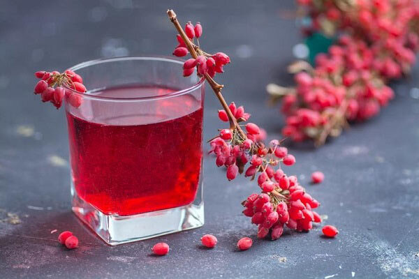 خواص و مضرات آب زرشک