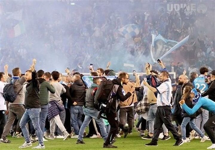 ماجرای ورود پنهانی یک هوادار به رختکن ناپولی پس از قهرمانی  ماجرای ورود پنهانی یک هوادار به رختکن ناپولی پس از قهرمانی