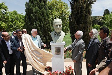 رونمایی از سردیس ۶ پیشکسوت صنایع دستی شیراز در باغ جهان نما