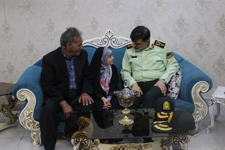 خانواده شهید بودن مدال افتخاری است که تا ابد بر سینه آن ها می درخشد