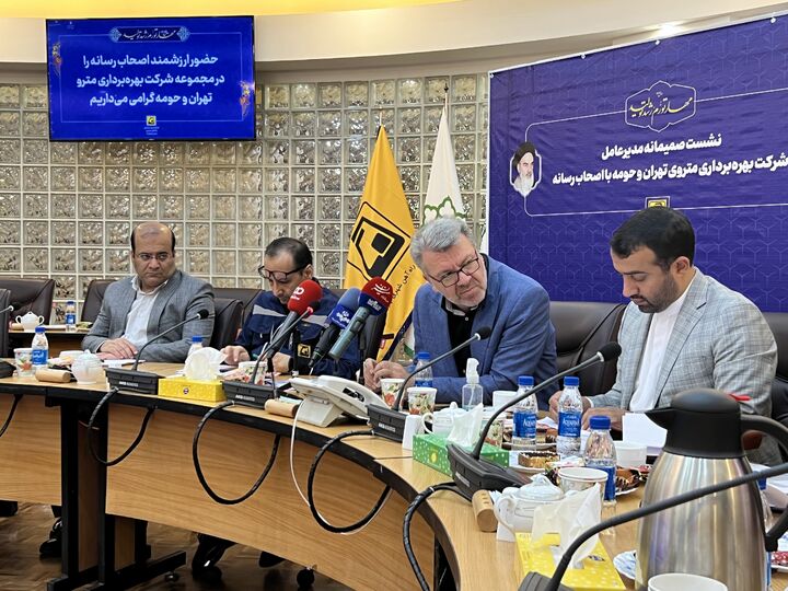 برخی از پله برقی ها به جهت کاهش مصرف برق خاموش است برخی از پله برقی ها به جهت کاهش مصرف برق خاموش است