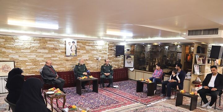 دیدار سرلشکر سلامی با خانواده شهید طهرانیمقدم دیدار سرلشکر سلامی با خانواده شهید طهرانیمقدم