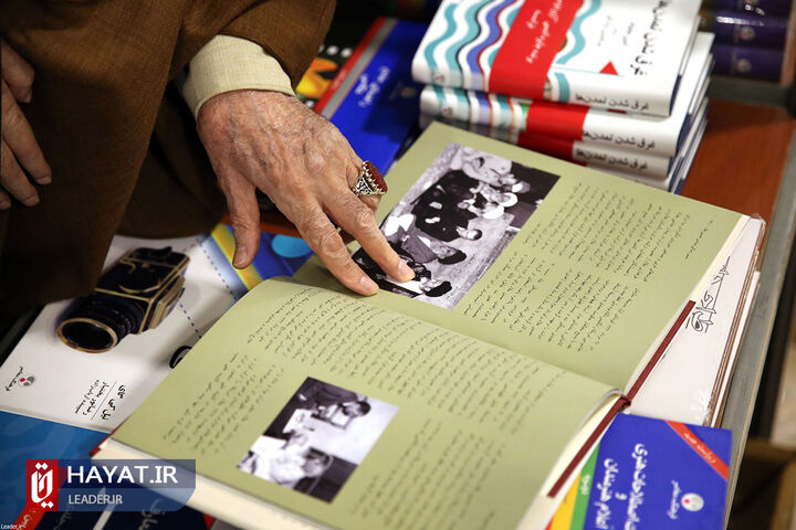 بازدید رهبر معظم انقلاب از نمایشگاه کتاب تهران