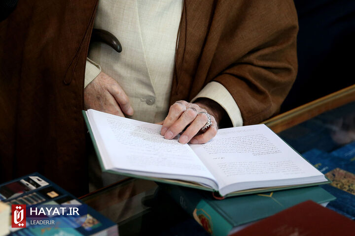 بازدید رهبر معظم انقلاب از نمایشگاه کتاب تهران
