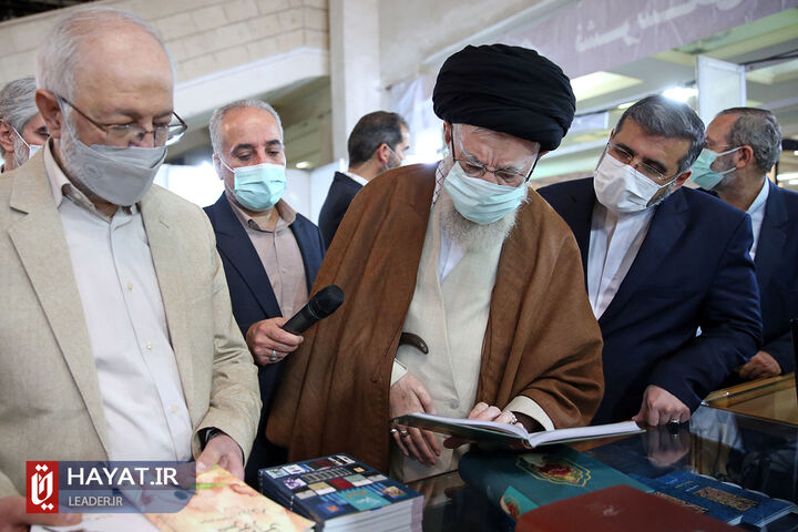 بازدید رهبر معظم انقلاب از نمایشگاه کتاب تهران