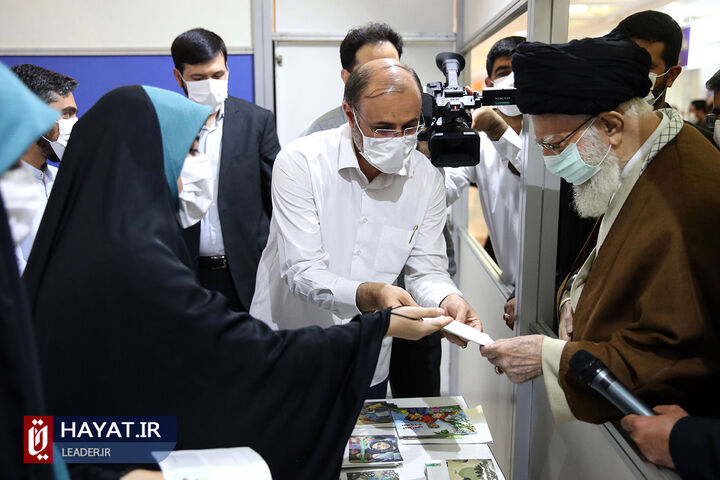 بازدید رهبر معظم انقلاب از نمایشگاه کتاب تهران