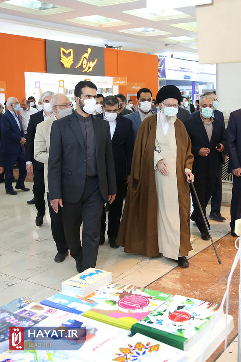 بازدید رهبر معظم انقلاب از نمایشگاه کتاب تهران