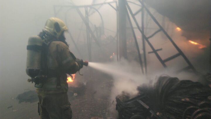 وقوع حریق در چهار انبار محصولات چوبی به مساحت ۱۵۰۰ متر وقوع حریق در چهار انبار محصولات چوبی به مساحت ۱۵۰۰ متر