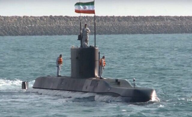 فرمانده نیروی دریایی ارتش: زیردریایی تماما ایرانی، زیردریایی اتمی آمریکا را تسلیم کرد