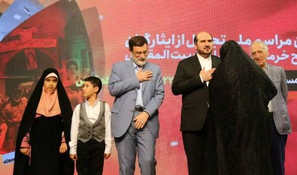 تجلیل از خانواده های شهدا و ایثارگران عملیات بیت المقدس در اختتامیه جشنواره ایثار
 تجلیل از خانواده های شهدا و ایثارگران عملیات بیت المقدس در اختتامیه جشنواره ایثار