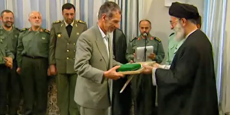 تصویر کمتر دیده شده از اعطای نشان نصر رهبری به پدر شهیدان صنیع خانی