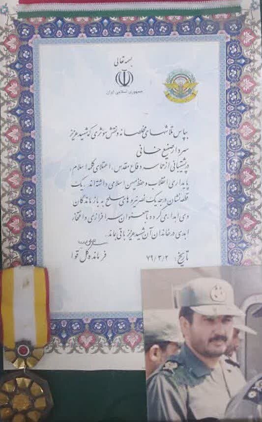 تصویر کمتر دیده شده از اعطای نشان نصر رهبری به پدر شهیدان صنیع خانی