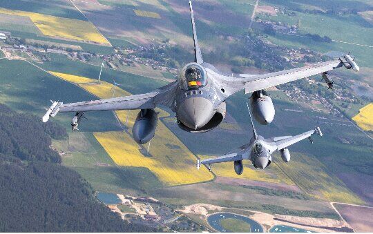 فرانسه: می‌توانیم به آموزش اولیه خلبانان اوکراینی برای استفاده از اف-۱۶ کمک کنیم
