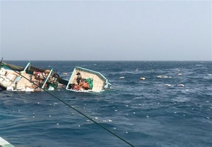 نجات ۵ خدمه لنج غرقی در مسیر دریایی دبی - دیر در خلیج‌ فارس
