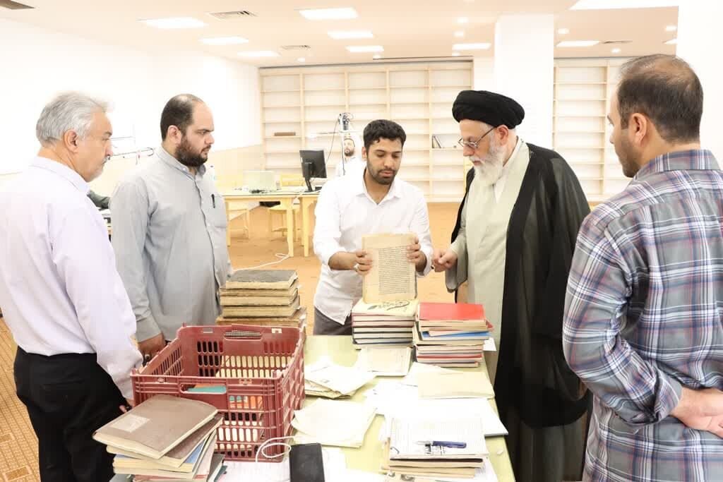 ۳۵ هزار سند تاریخی امام جمعه بخش مرکزی یزد در اختیار مرکز اسناد قرار گرفت