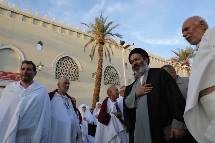 دیدار نماینده ولی فقیه با زائران ایرانی در میقات شجره  دیدار نماینده ولی فقیه با زائران ایرانی در میقات شجره