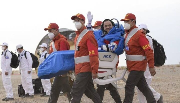 فضانوردان چینی سالم و با موفقیت به زمین بازگشتند