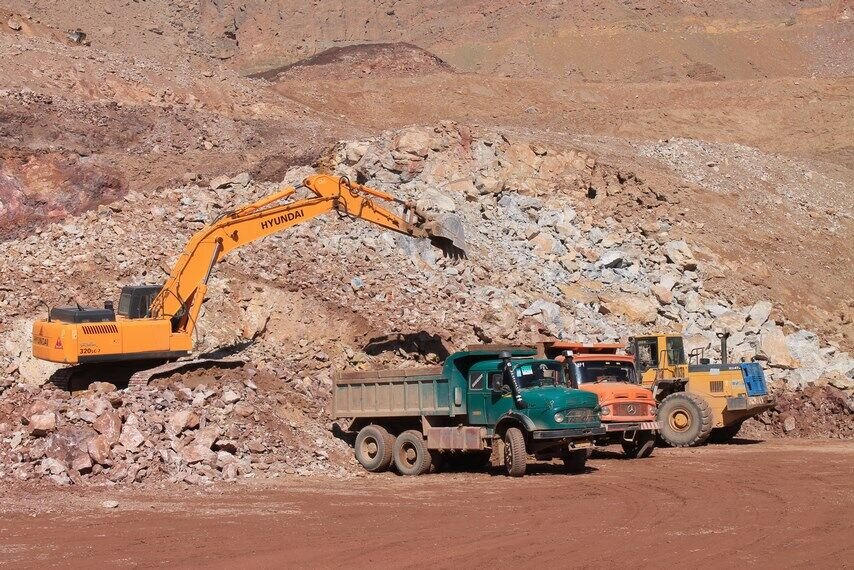 ۱۲ تن خاک معدنی غیر مجاز در طبس کشف شد