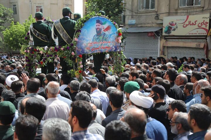 بدرقه باشکوه شهید مدافع امنیت در کرمانشاه بدرقه باشکوه شهید مدافع امنیت در کرمانشاه