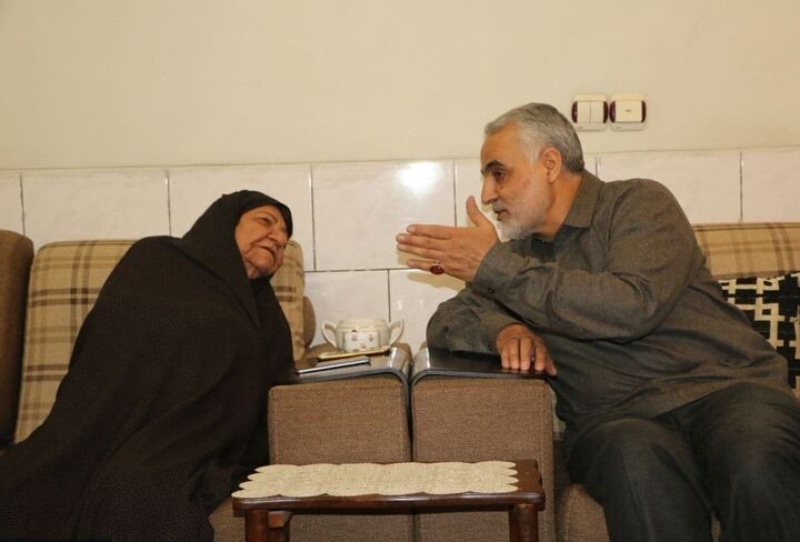 مادر شهیدان جهانگیری در سیرجان به دیدار فرزندان شهیدش شتافت مادر شهیدان جهانگیری در سیرجان به دیدار فرزندان شهیدش شتافت