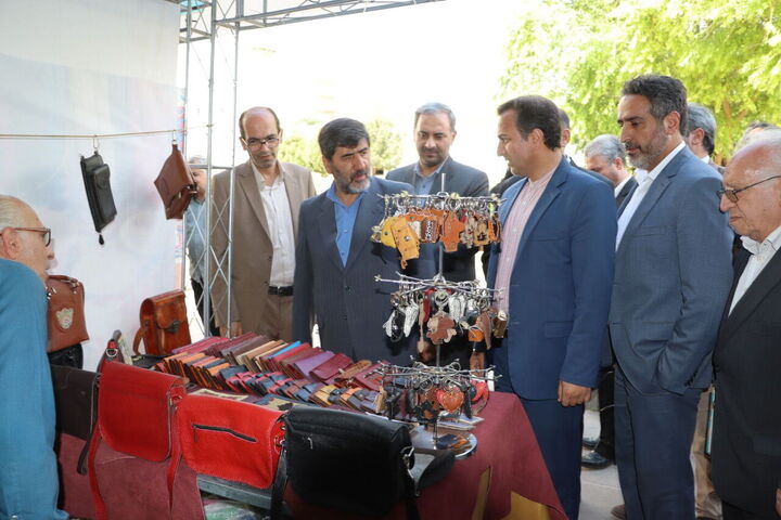 نمایشگاه های صنایع دستی نقش مهم در جذب گردشگر دارد نمایشگاه های صنایع دستی نقش مهم در جذب گردشگر دارد