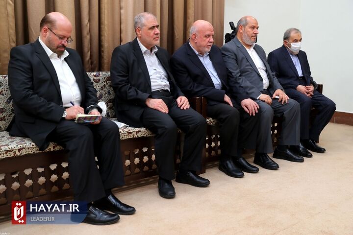 دیدار رهبر معظم انقلاب با رئیس دفتر حماس و هیئت همراه