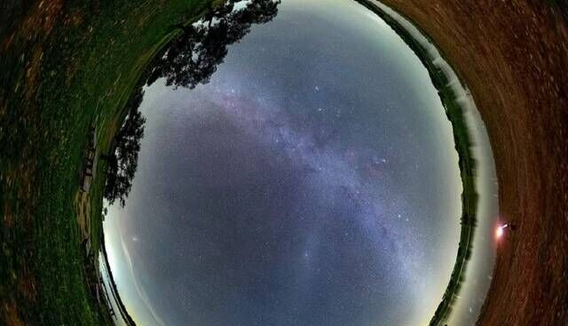 درخشش یک ستاره دنبالهدار سبز در تصویر سهبعدی کهکشان راه شیری درخشش یک ستاره دنبالهدار سبز در تصویر سهبعدی کهکشان راه شیری