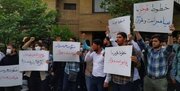 تجمع دانشجویان در اعتراض به اهانت به قرآن مقابل سفارت سوئد