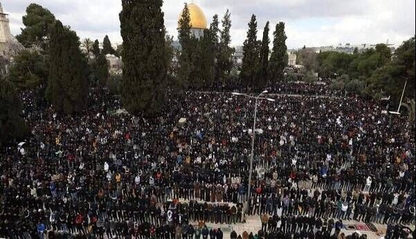 حضور ۵۰ هزار فلسطینی در نماز جمعه مسجد الاقصی