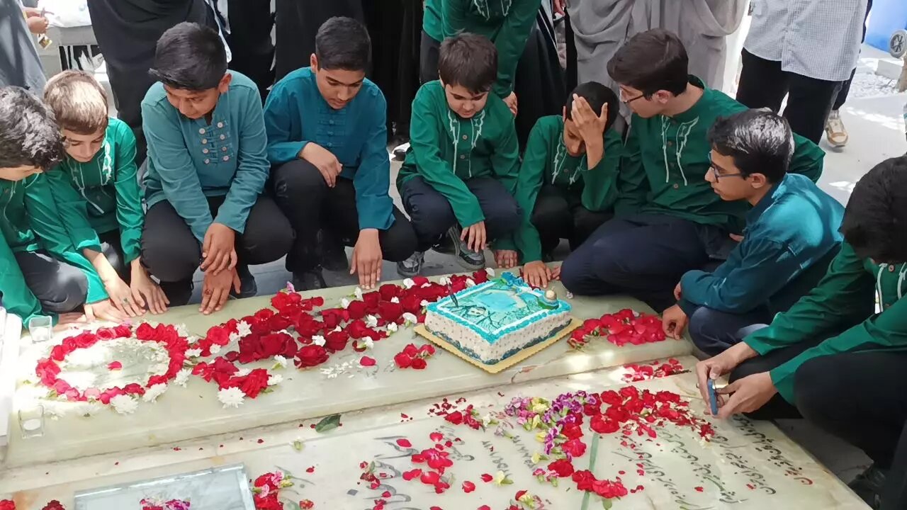مردم جشن تولد شهیدمرتضی سعیدنژاد را در کنار آرامگاهش جشن گرفتند